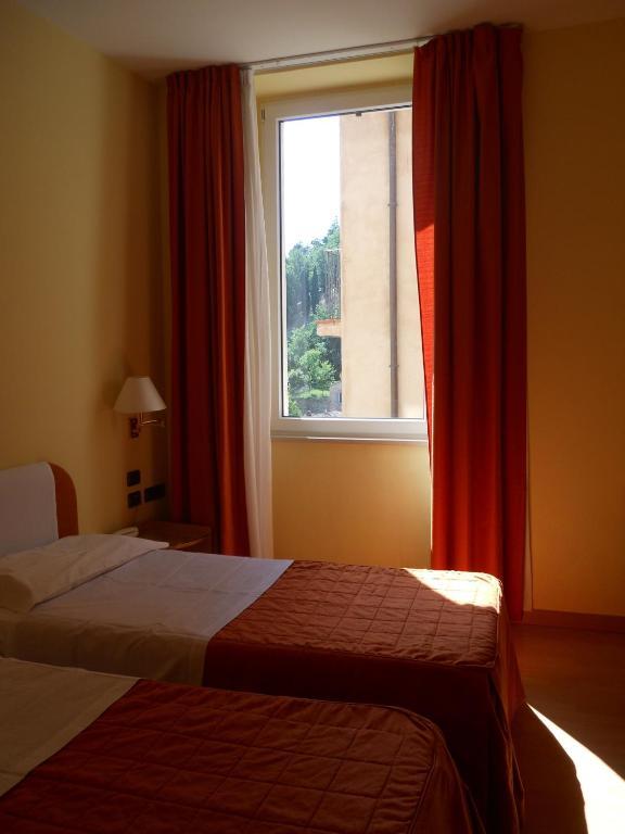 ホテル アルベルゴ イタリア ウルビーノ 部屋 写真
